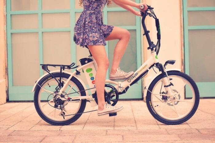 תמונת רקע דוגמנית על אופניים חשמליים גרין בייק של סיטי פרימיום