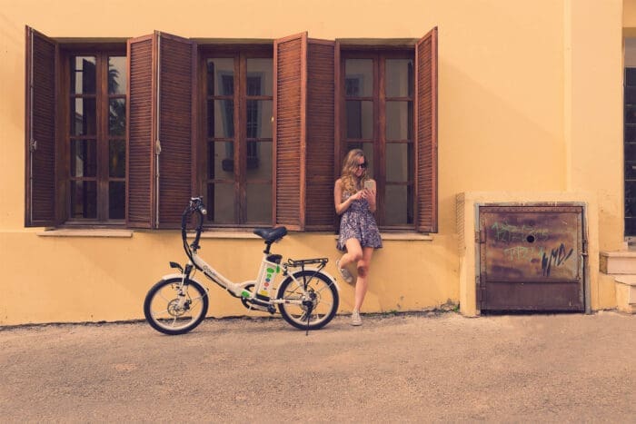 דוגמנית של אופניים חשמליים בנווה צדקcity-premium