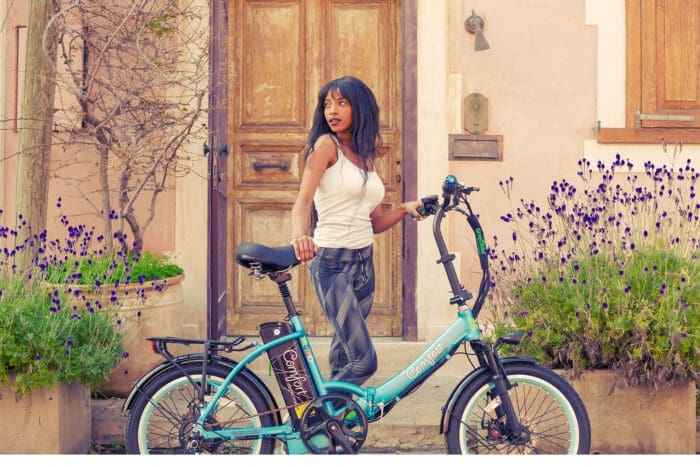 דוגמנית אופניים חשמליים קומפורט בצבע תכלת